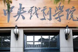 papi酱晒毕业照 居然还曝光了意想不到事图片