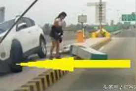 分心!实拍越野车女司机猛烈撞击收费站图片