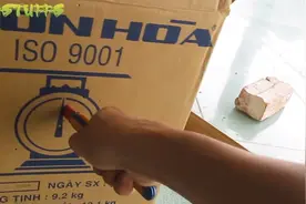 小伙把冰棒棍改造成武器，最后连纸箱都能洞穿图片