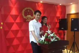 陈晓和陈妍希今日在合肥领证结婚。图片
