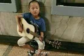 西安七岁小男孩地下通道卖唱 童声稚嫩吸引行人驻足图片