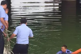 与死神赛跑！民警奋不顾身入河抢救落水男！图片