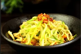 第一次发现这么好吃的素菜--凉拌西葫芦丝图片