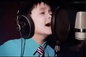 真是天才少年，4岁的小男孩演唱惠姨的神曲完全就是下一个巨星！图片