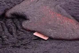 老外将iPhone6s丢进火山岩浆中烧，苹果坚持了30秒！图片