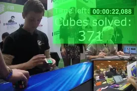 荷兰小伙一小时连续还原374个魔方创吉尼斯纪录图片