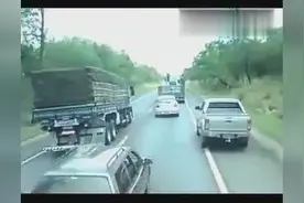 暴躁大货车司机嫌前面车开的太慢，逆向超车，害死人了！图片