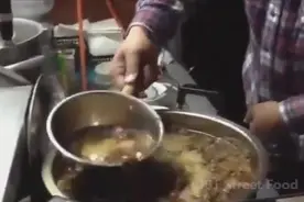 日本街头著名小吃井上拉面，面汤看着真不错，看饿了！图片