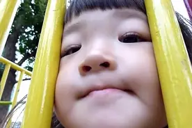 小宝宝玩滑梯，猝不及防的跑来卖萌，心都融化了！图片