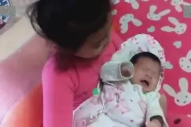 孩子哭这样还让姐姐抱着，姐姐也只是个孩子，爸爸竟能专心录视频图片