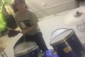才华美女挑战高难度，一曲《萨克斯》敲成这样，很不简单啊！图片