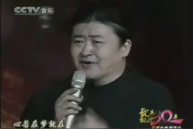 刘欢用心用力唱《从头再来》，额头上可谓满头大汗图片