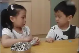 小女孩第一天上学哭，这个小男孩的安慰方式每个男人都应该学学图片