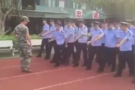 每次军训总是有那么几个逗比，这教官脾气真好图片