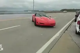 司机秀跑车，接下来的场景让他蒙了，立马逃跑图片