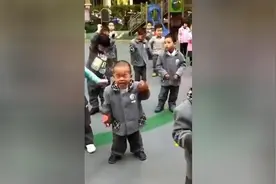 幼儿园小朋友演唱小苹果，堪比广场舞大妈，太嗨了图片