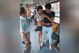 公交车上俩小伙秀恩爱，大叔都看不下去了图片