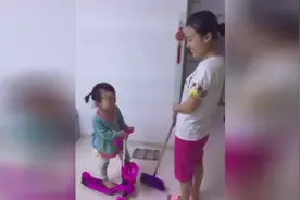 小萝莉小小年纪就挑拨爸妈关系，这孩子太调皮了！图片