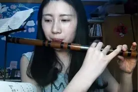 气质美女一曲《三套车》，吹得一手好笛子！人漂亮吹得更漂亮！图片