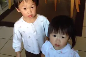 2岁妹妹犯了错不道歉，小哥哥却急成泪人，太可爱了视频封面