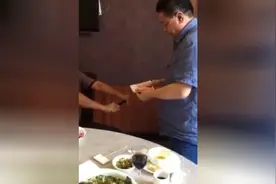 高手在民间，纸币切开筷子，这是魔术还是本事图片