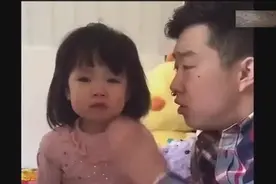 小姑娘哭着说没能去参加爸妈的婚礼，爸爸居然这样给她解释图片