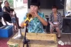 农村美女吹唢呐，咋听都不过瘾图片