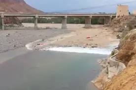 这条河涨水竟如此之快，这些人差点没跑掉图片