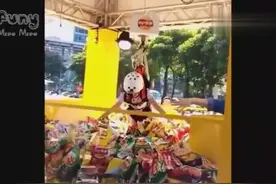 商家发明的真人夹娃娃，很好玩耶！图片