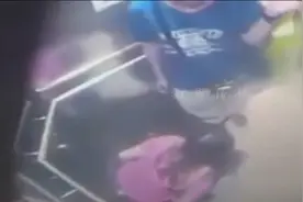 男伴全程目睹：女友电梯内小便 液体清晰可见视频封面