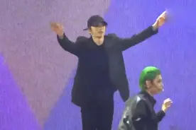 最后一场巡演，蔡徐坤亲吻舞台和再次听到请多关照，现场沸腾泪目