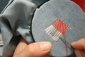 织补师傅手把手教你修补衣服破洞，用不同色线修为大家看的更明白视频封面