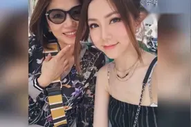 邓紫棋和妈妈同框如同姐妹花，连体衣大秀美背！视频封面