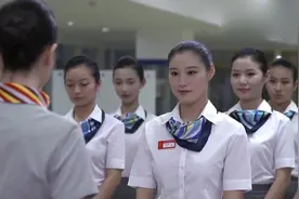 实习生空姐睡过头，衣衫不整到场地培训，结果惨训被扣分视频封面