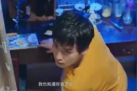 男子在宿舍楼下表白校花，最后竟然变成了硬闯女生宿舍，场面失控视频封面