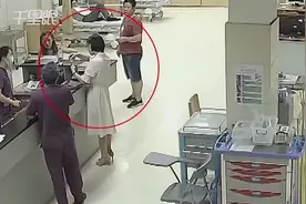霸气！女孩被蛇咬淡定抓它就医：这就是咬我的那蛇视频封面