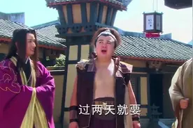 小伙在澡堂里洗澡 泡完澡后水池里竟全都是青蛙和水蛇视频封面