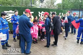 石家庄蓝天救援队开展关爱留守儿童公益活动图片