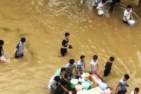 暴雨中给女生送饭好感人！看看那些在高校发生的趣事图片
