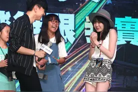 妹子吓坏还偷笑！林俊杰卖力唱跳演绎新歌 与粉丝互动玩游戏图片
