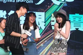 妹子吓坏还偷笑！林俊杰卖力唱跳演绎新歌 与粉丝互动玩游戏图片