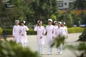 宝贝不哭别害怕 白衣天使守护你图片