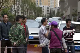工人讨薪堵大门 业主出门遇阻图片