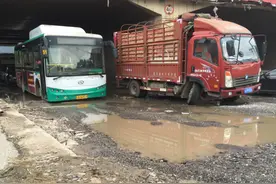 车家壁铁路大桥下 “炮弹坑”影响车辆通行图片