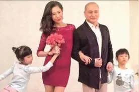 59岁汤镇业与小25岁娇妻亮相不停挠鼻子似有恙获妻子温柔抚摸视频封面