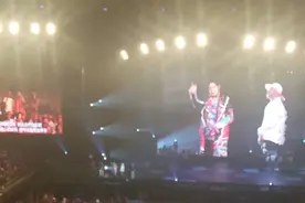 周杰伦演唱会上女粉丝主动要求合唱，上台后一开口杰伦彻底傻眼了视频封面