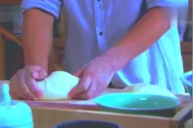 心机男与心机女联合欺骗老人冒充孙子，不想老人通过揉面认出亲孙视频封面