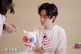 朱一龙 现场测量朱一龙的眼睫毛 居然那么长！可以在上面荡秋千了视频封面