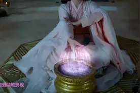 花神为了让凤凰吃灵芝，给了凤凰深情一吻，凤凰愣住了视频封面