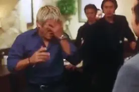 柯受良无辜被泼酒，陈小春一来对面的人立马老实了视频封面